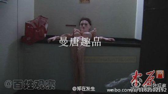 漏风的充气娃娃陈尸洗手台 大妈进公厕尿尿吓坏了