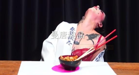 挑战夹震动棒吃炒麵3分钟 她咬一口后爽到翻白眼:10分!