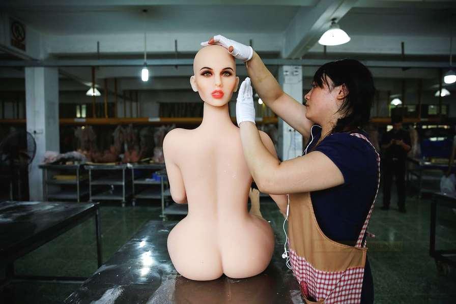 探秘24小时性用品店背后厂家致富 大型硅胶淫臀倒模al技术