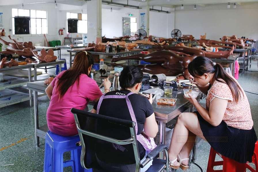 探秘24小时性用品店背后厂家致富 大型硅胶淫臀倒模al技术