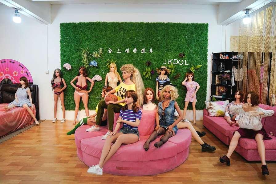 探秘24小时性用品店背后厂家致富 大型硅胶淫臀倒模al技术