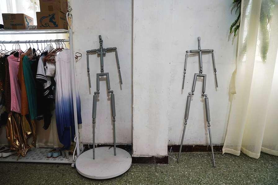 探秘24小时性用品店背后厂家致富 大型硅胶淫臀倒模al技术