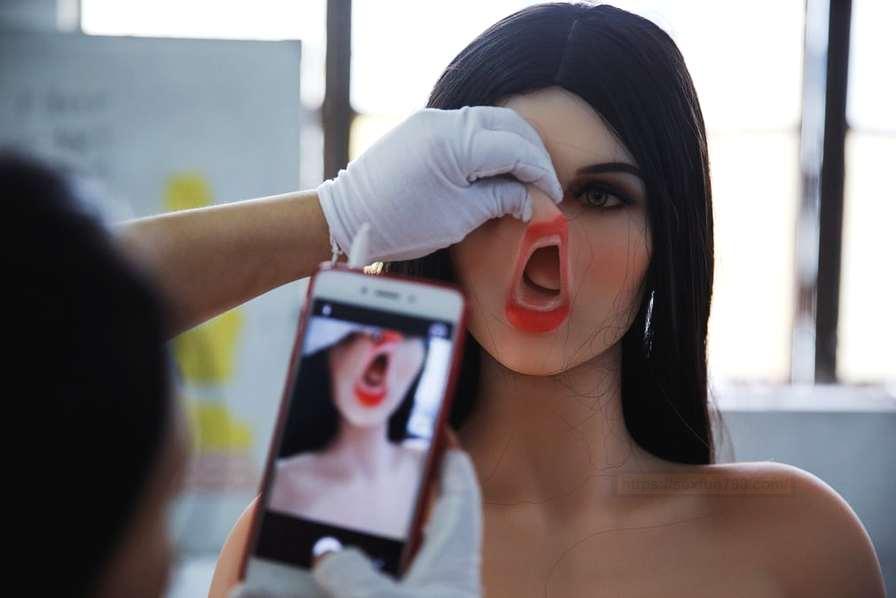 探秘24小时性用品店背后厂家致富 大型硅胶淫臀倒模al技术