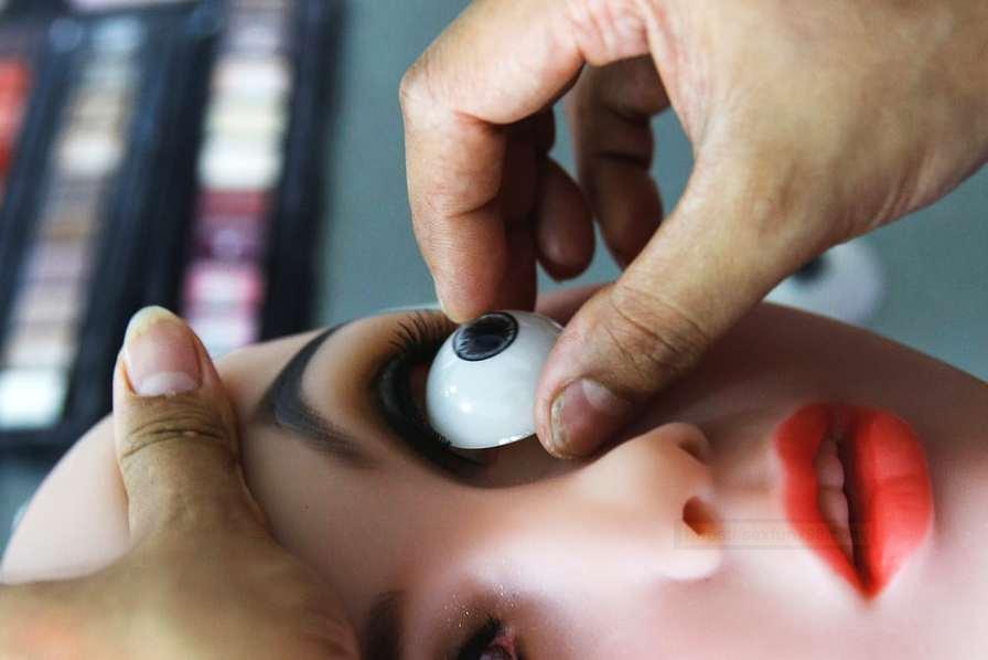 探秘24小时性用品店背后厂家致富 大型硅胶淫臀倒模al技术