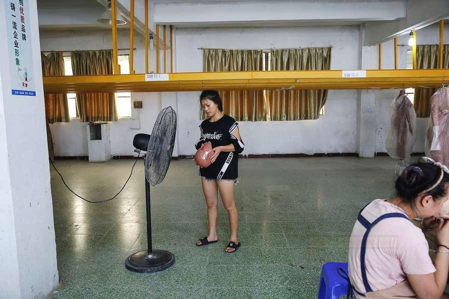 探秘24小时性用品店背后厂家致富 大型硅胶淫臀倒模al技术