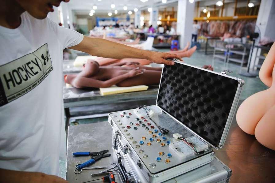 探秘24小时性用品店背后厂家致富 大型硅胶淫臀倒模al技术