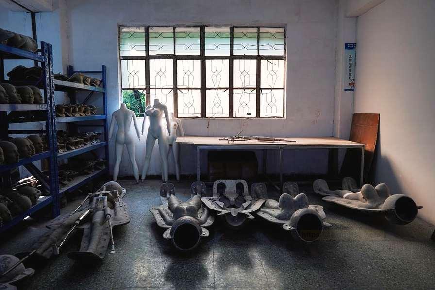 探秘24小时性用品店背后厂家致富 大型硅胶淫臀倒模al技术