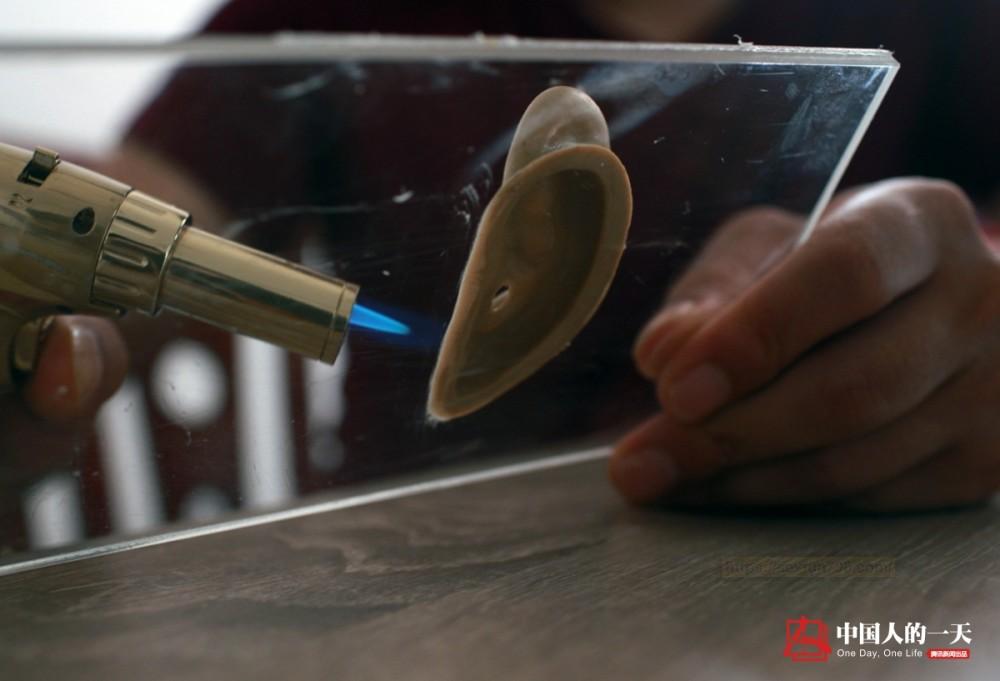 硅胶娃娃模具师返乡开成人用品店失败 高仿“义耳”成功致富